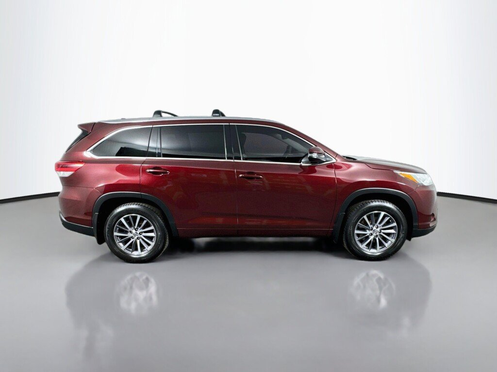 Used 2018 Toyota Highlander XLE AWD/4WD image 6