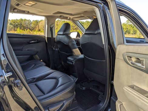 Used 2021 Toyota Highlander XLE image 49