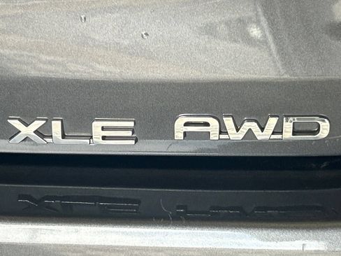 Used 2022 Toyota Highlander XLE AWD/4WD image 7