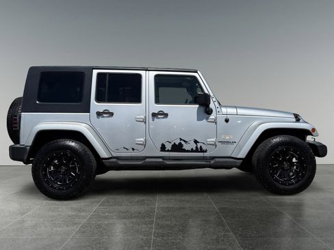 Used 2008 Jeep Wrangler Unlimited Sahara w/ Dual Top Group AWD/4WD image 8