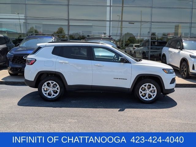Used 2024 Jeep Compass Latitude AWD/4WD image 8