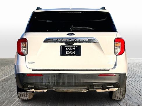 Used 2020 Ford Explorer XLT image 4