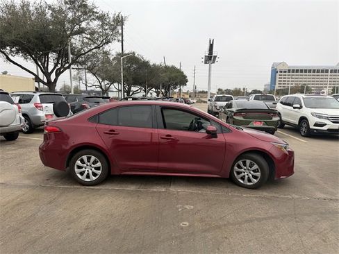 Used 2023 Toyota Corolla LE image 4