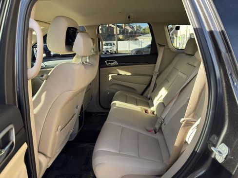 Used 2019 Jeep Grand Cherokee Laredo image 29