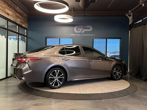 Used 2018 Toyota Camry SE image 3
