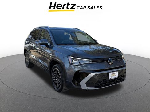 Used 2025 Volkswagen Taos SE image 1