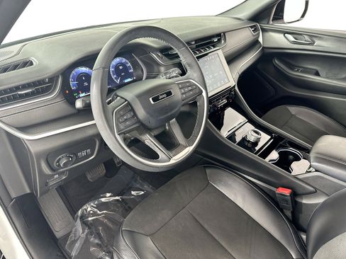 Used 2023 Jeep Grand Cherokee Altitude image 9