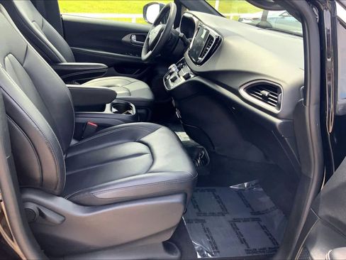 Used 2025 Chrysler Pacifica Select FWD image 9