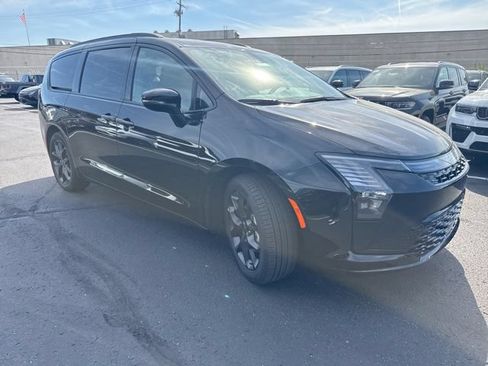 Used 2027 Chrysler Pacifica Limited FWD image 3