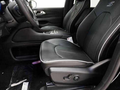 Used 2024 Chrysler Pacifica Limited w/ S Appearance Package image 12