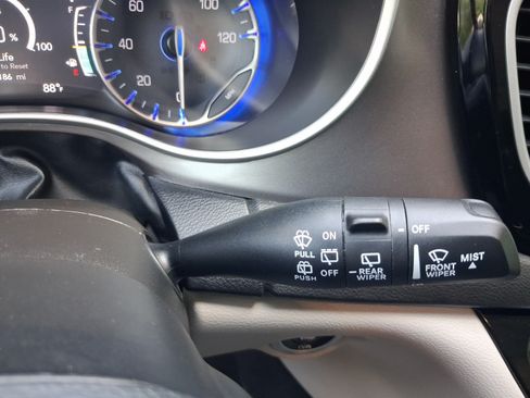 Used 2024 Chrysler Pacifica Touring-L FWD image 17