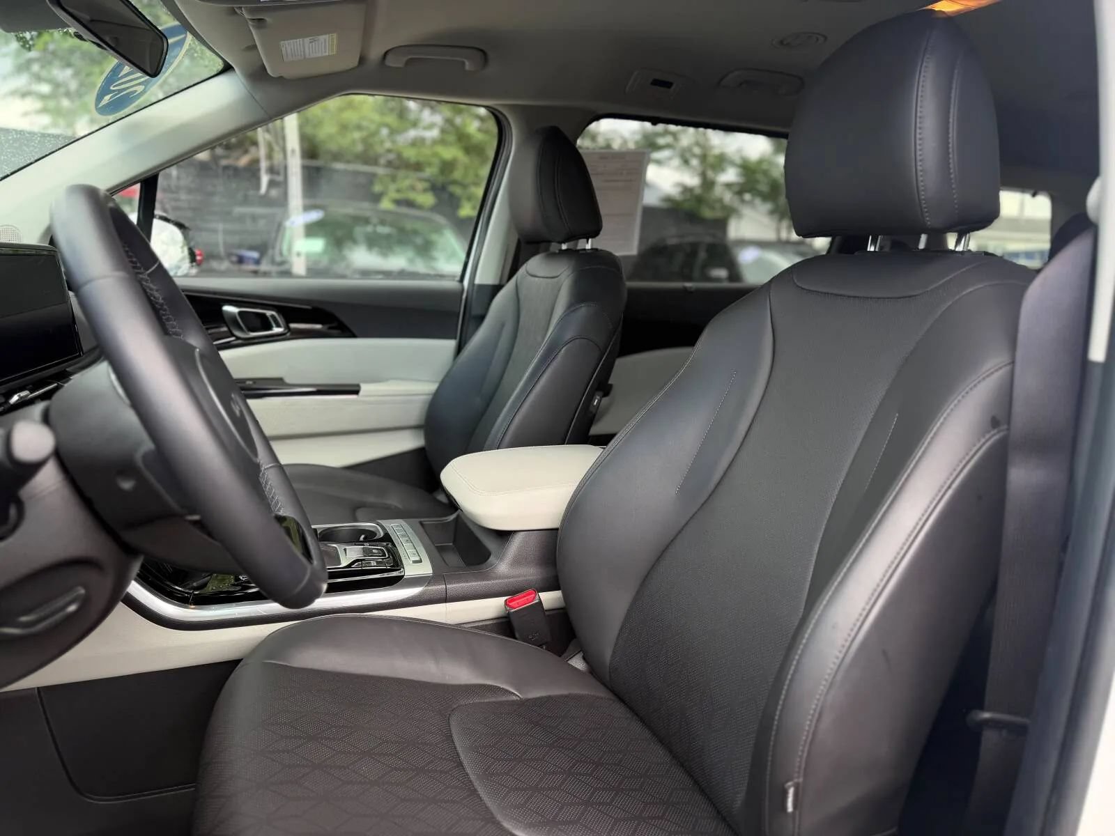 Used 2024 Kia Carnival EX FWD image 14