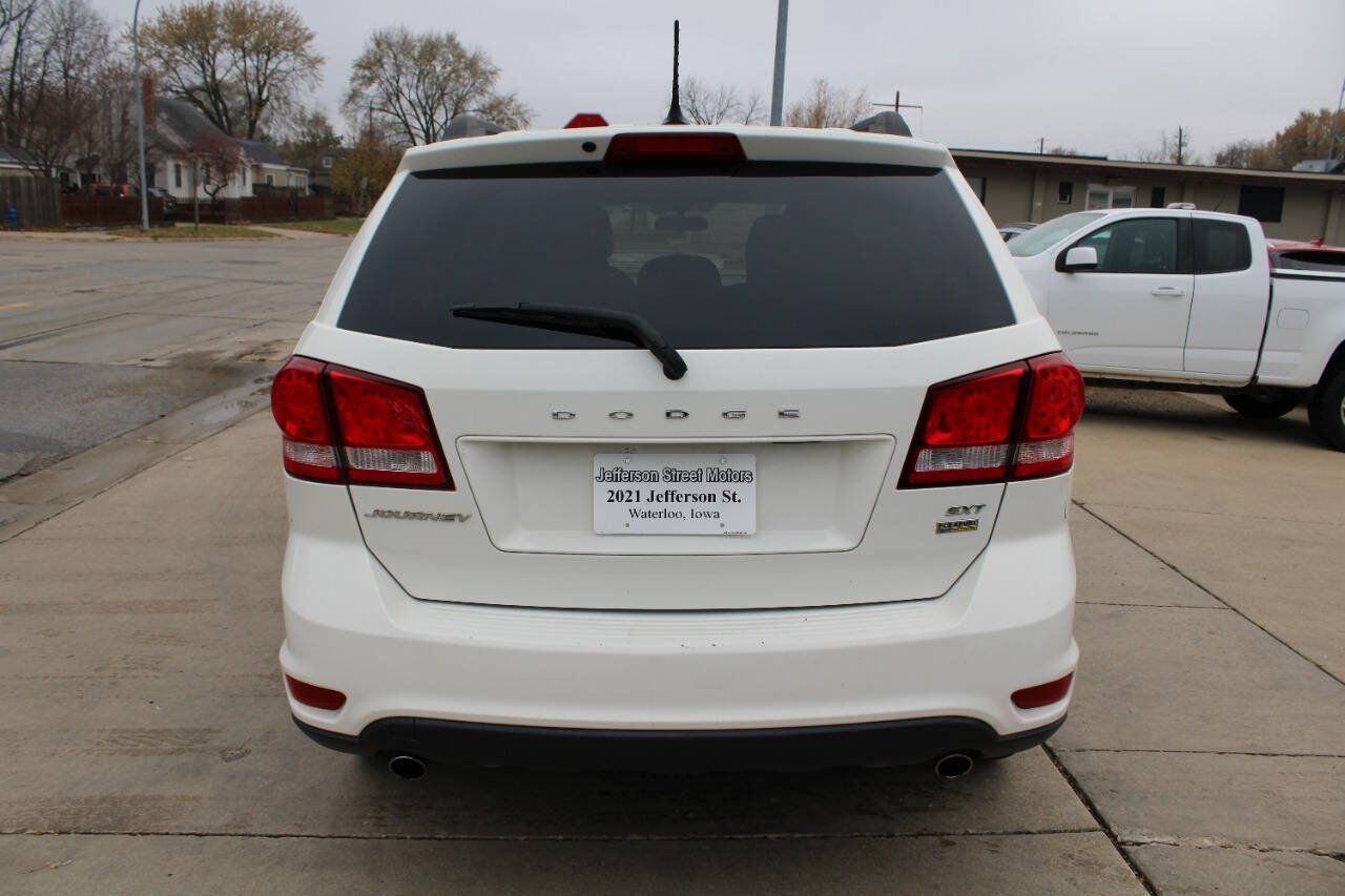 Used 2017 Dodge Journey SXT w/ Comfort/Convenience Group FWD image 4