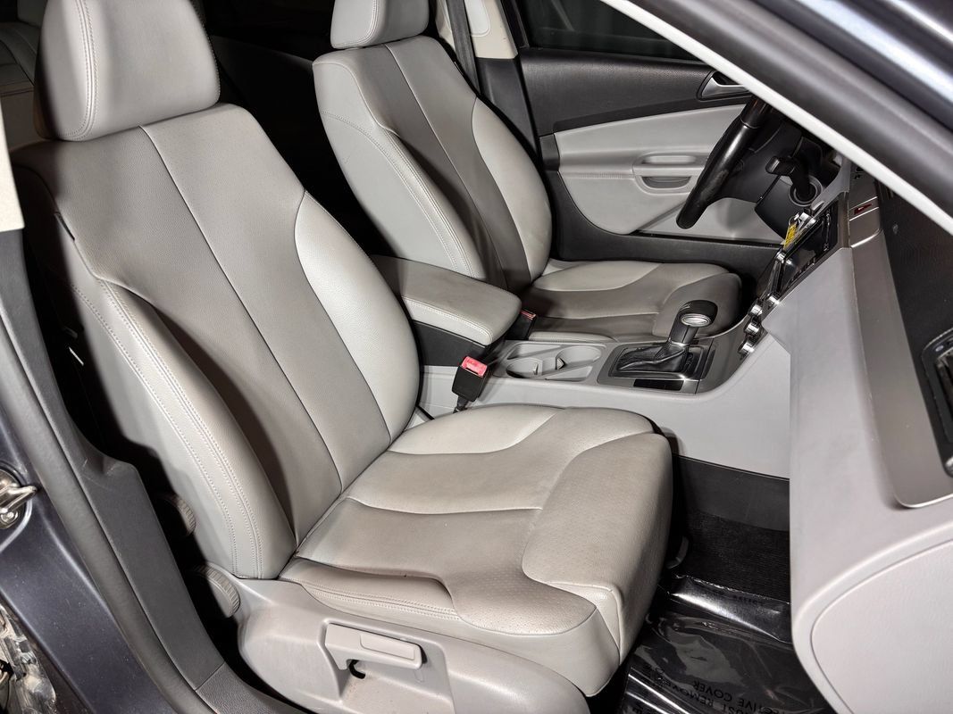 Used 2010 Volkswagen Passat Komfort FWD image 17