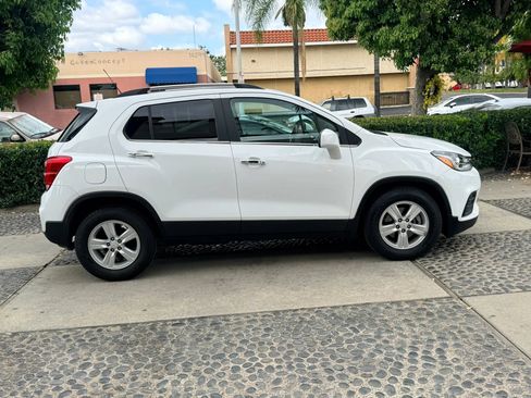 Used 2020 Chevrolet Trax LT w/ LT Convenience Package FWD image 4