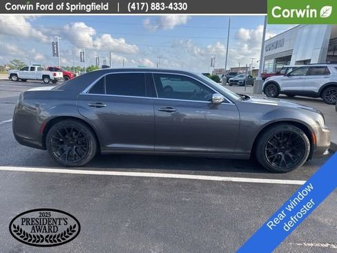 Used 2018 Chrysler 300 Touring w/ Chrome Appearance Package image 8