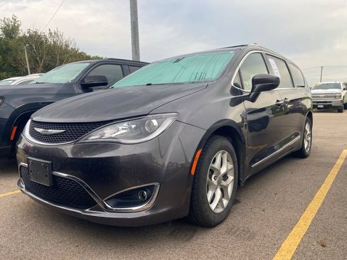 Used 2020 Chrysler Pacifica Touring-L FWD image 16