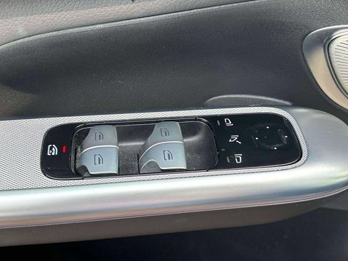 Used 2025 Mercedes-Benz GLC 300 4MATIC image 9