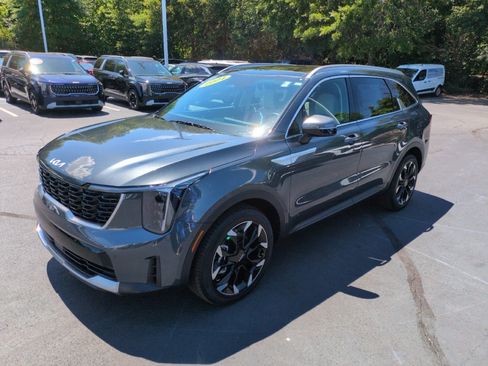 Used 2024 Kia Sorento EX w/ Panoramic Sunroof Package FWD image 3