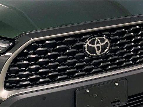 Used 2023 Toyota Corolla Cross XLE image 32