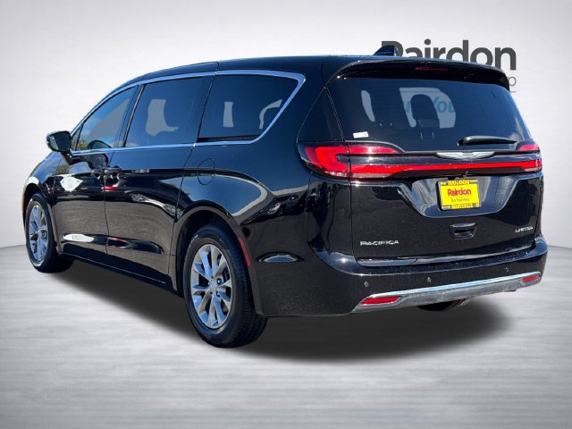 Used 2026 Chrysler Pacifica Limited FWD image 8