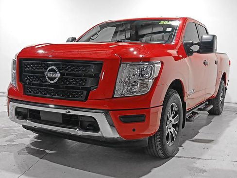 Used 2024 Nissan Titan SV w/ SV Convenience Package image 3