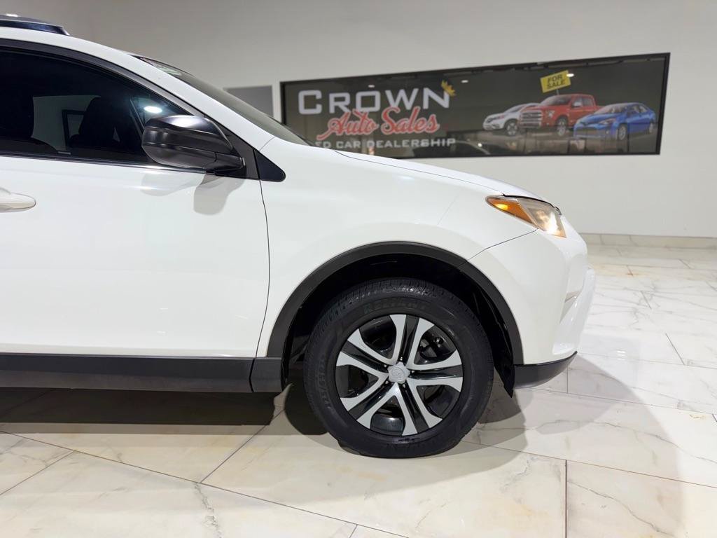 Used 2018 Toyota RAV4 LE FWD image 5