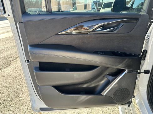 Used 2018 Cadillac Escalade ESV Platinum AWD/4WD image 17