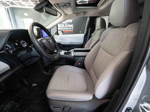Used 2025 Toyota Sienna LE w/ LE Plus Package AWD/4WD image 9