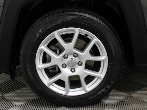 Used 2019 Jeep Renegade Latitude w/ Popular Equipment Group image 35