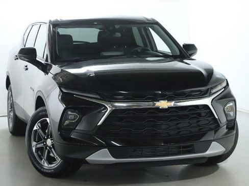 Used 2025 Chevrolet Blazer LT FWD image 2