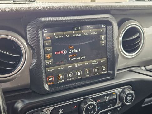 Used 2020 Jeep Gladiator Overland AWD/4WD image 17