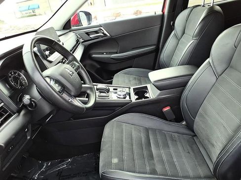 Used 2024 Mitsubishi Outlander SE image 15