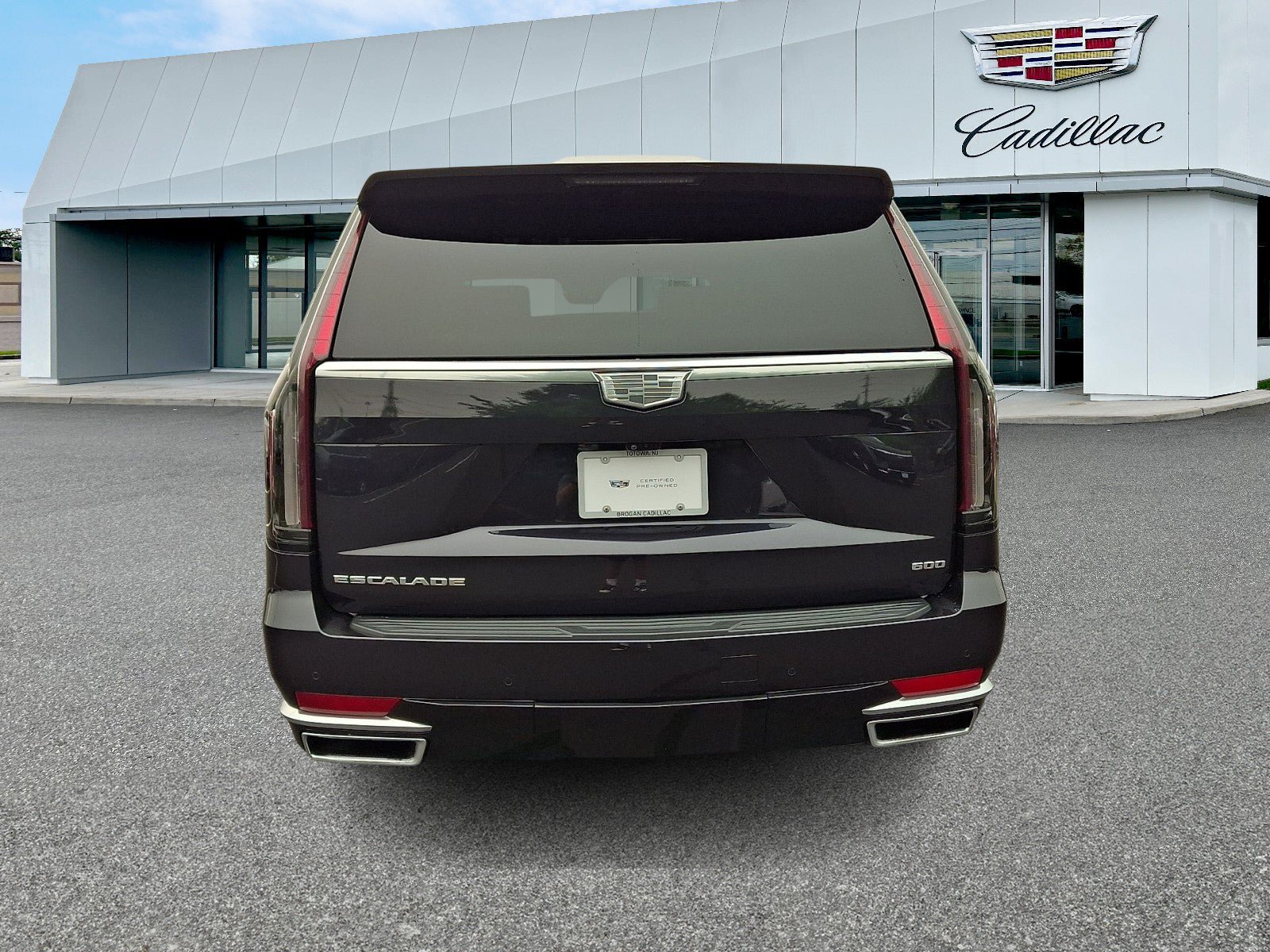 Certified 2022 Cadillac Escalade Premium Luxury Platinum w/ Heavy-Duty Trailer Package AWD/4WD image 4