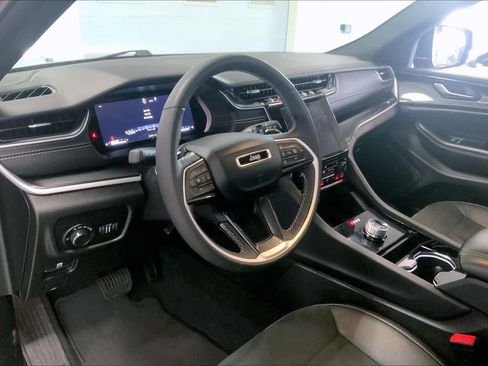 Used 2023 Jeep Grand Cherokee Altitude image 2