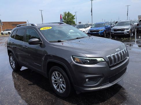 Used 2019 Jeep Cherokee Latitude Plus w/ Cold Weather Group AWD/4WD image 1