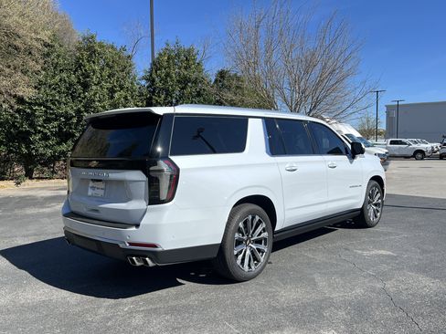New 2026 Chevrolet Suburban High Country image 9