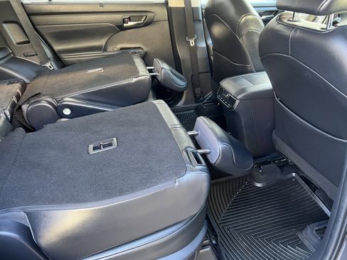 Used 2022 Toyota Highlander XLE image 25