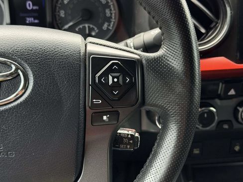 Used 2017 Toyota Tacoma TRD Sport w/ Tow Package (A/T) AWD/4WD image 10