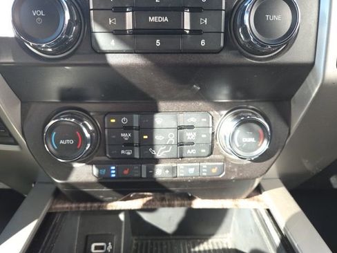 Used 2019 Ford F250 Lariat w/ Lariat Ultimate Package image 26