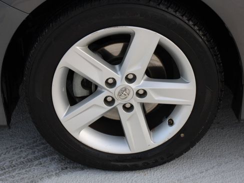 Used 2014 Toyota Camry SE image 9