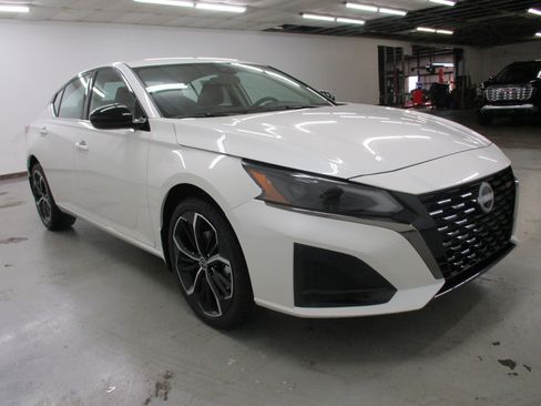 New 2025 Nissan Altima 2.5 SR image 3