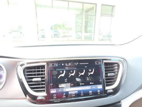 Used 2023 Chrysler Pacifica Touring-L FWD image 14