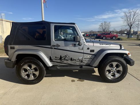 Used 2017 Jeep Wrangler Sahara w/ Connectivity Group image 8