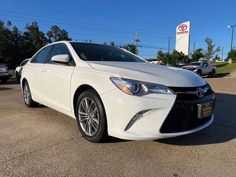 Used 2015 Toyota Camry SE FWD image 1