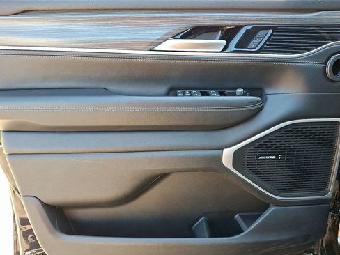Certified 2024 Jeep Wagoneer Series II w/ Flexible Seating Group AWD/4WD image 12