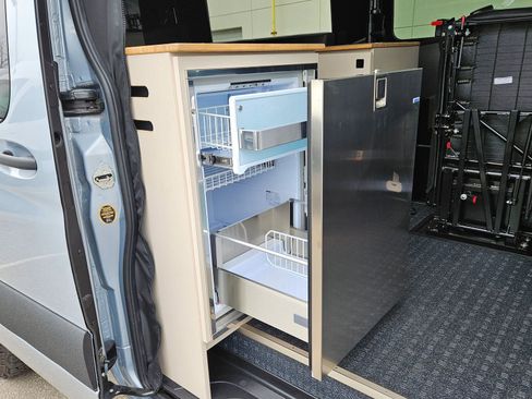 Used 2025 Mercedes-Benz Sprinter 2500 image 31