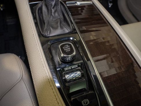 Used 2019 Volvo XC90 T6 Momentum w/ Protection Package Premier image 17