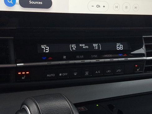 Certified 2025 Toyota Sienna XLE FWD image 19