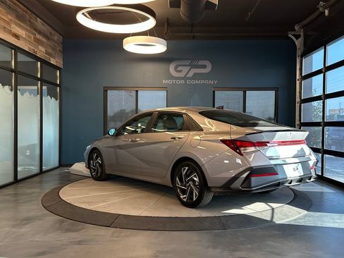 Used 2025 Hyundai Elantra Sport FWD image 5